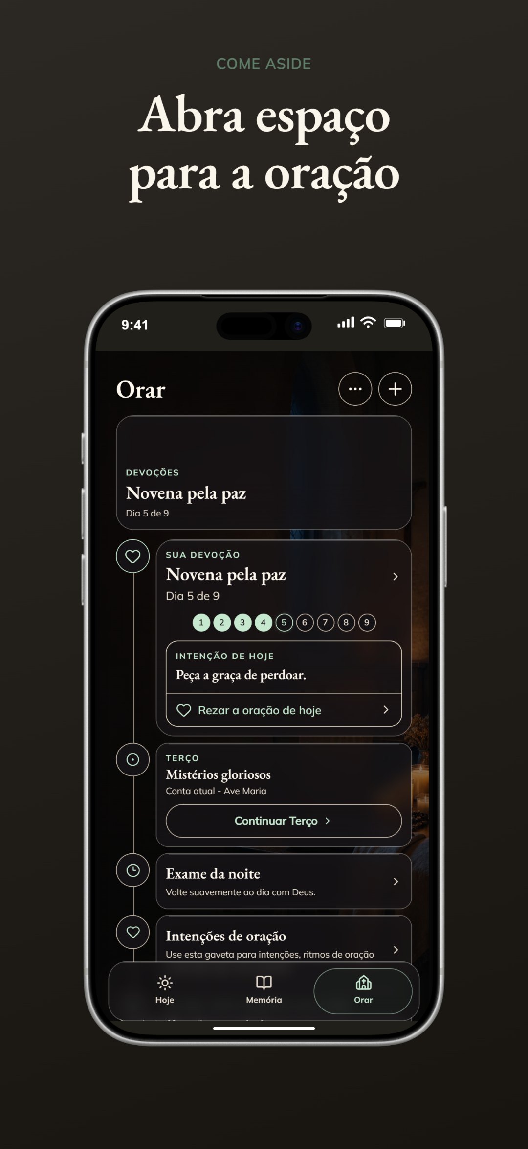 A tela Pray da Come Aside com uma novena em andamento, o Rosário, o exame de consciência da noite e o santo do dia.